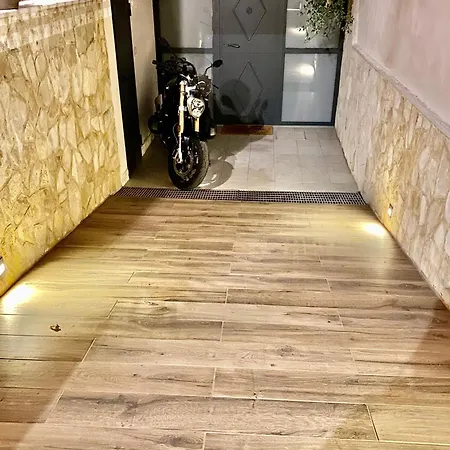 Menouno House